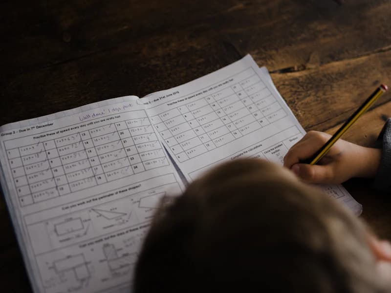 Žák počítá úlohy z matematiky do sešitu